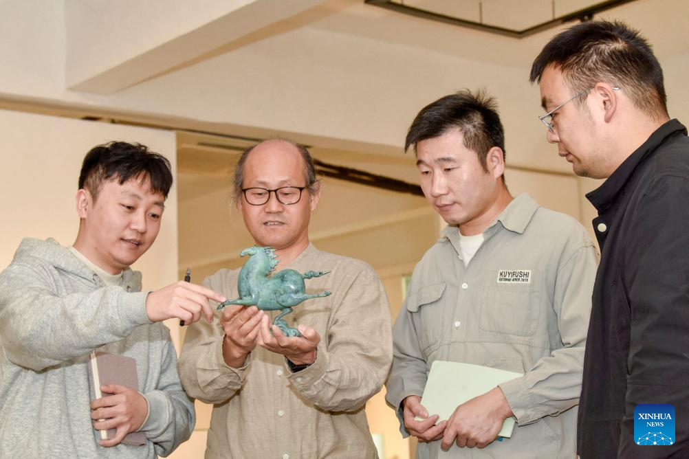 Pic story of inheritor of lost-wax technique in Tongling, China's Anhui