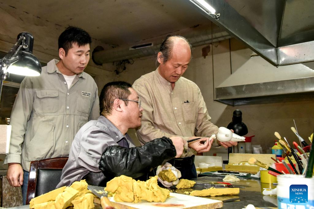 Pic story of inheritor of lost-wax technique in Tongling, China's Anhui