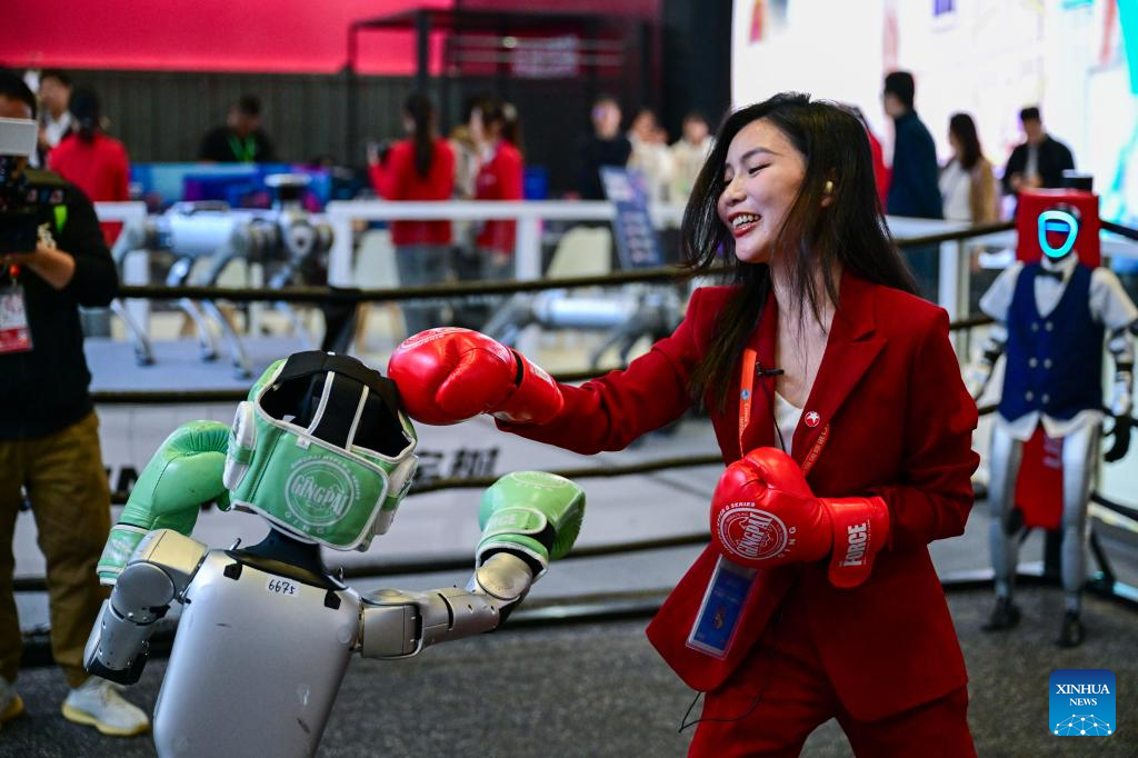 Humanoid robots perform fighting at 8th CIIE in Shanghai