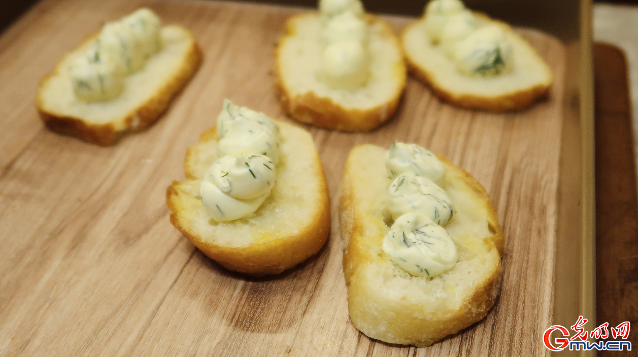 Serbia makes 8th appearance at CIIE, drawing crowds with unique traditional design and cuisine