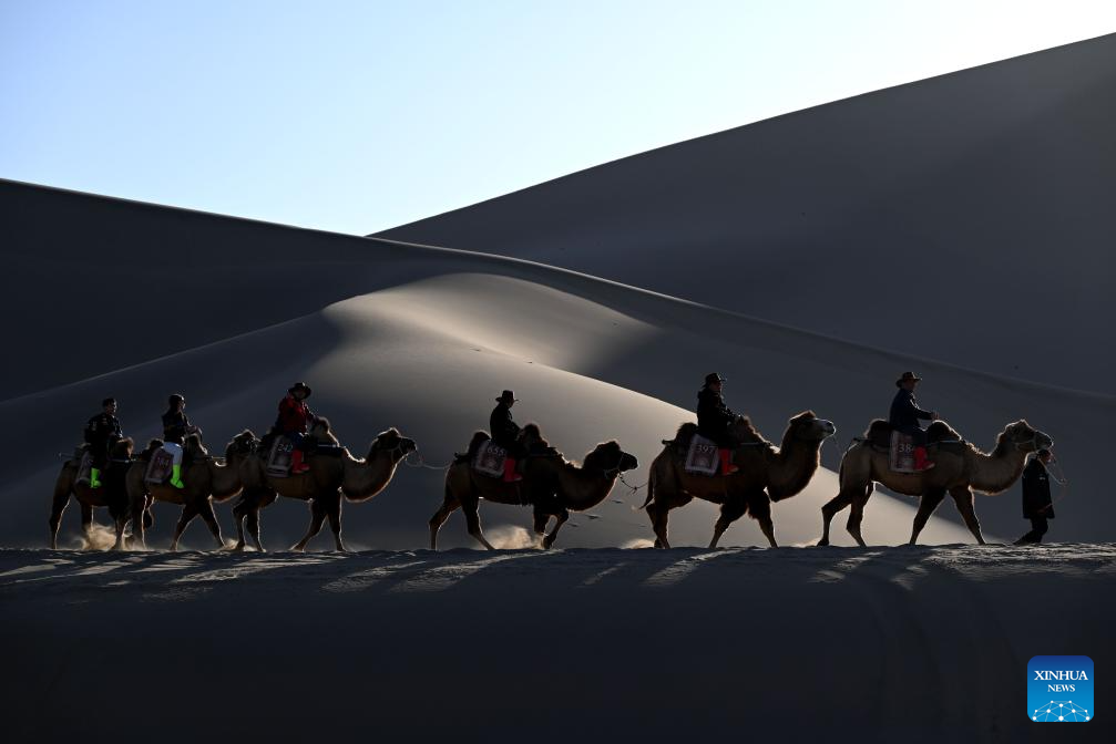 People enjoy scenery of early winter across China