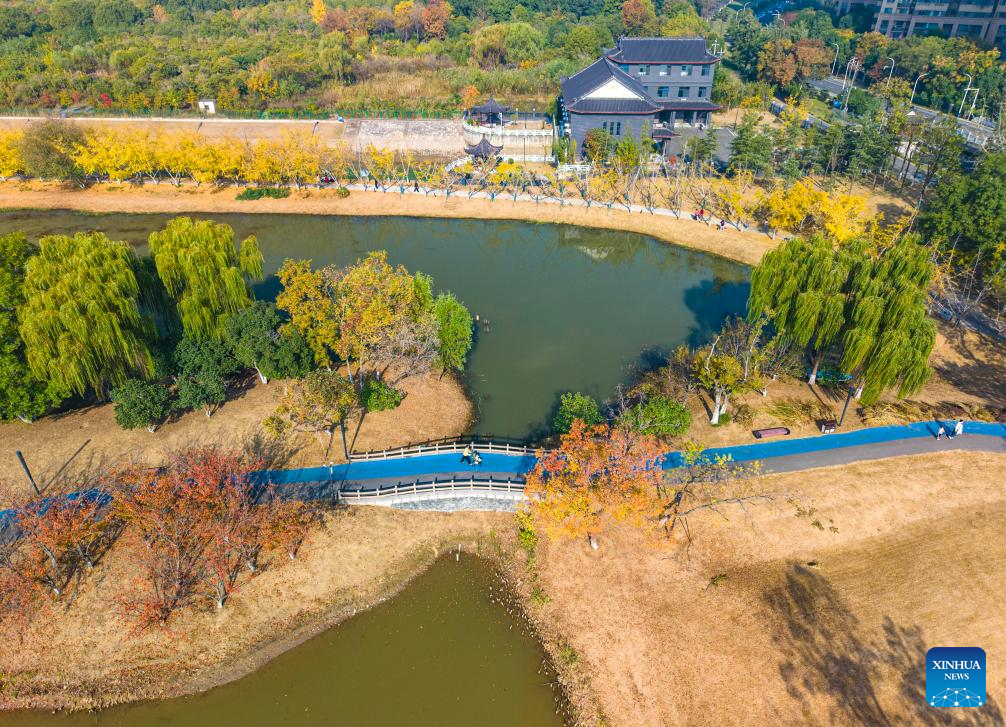 People enjoy scenery of early winter across China