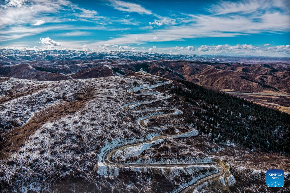 People enjoy scenery of early winter across China