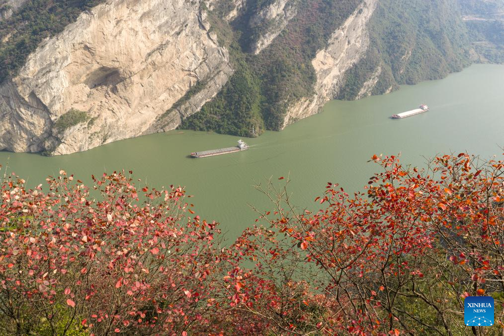 People enjoy scenery of early winter across China