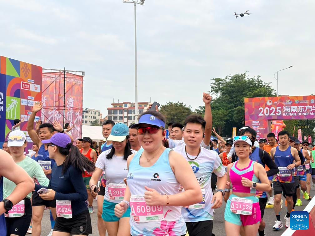 Sports ignite winter vitality in Hainan's coastal city