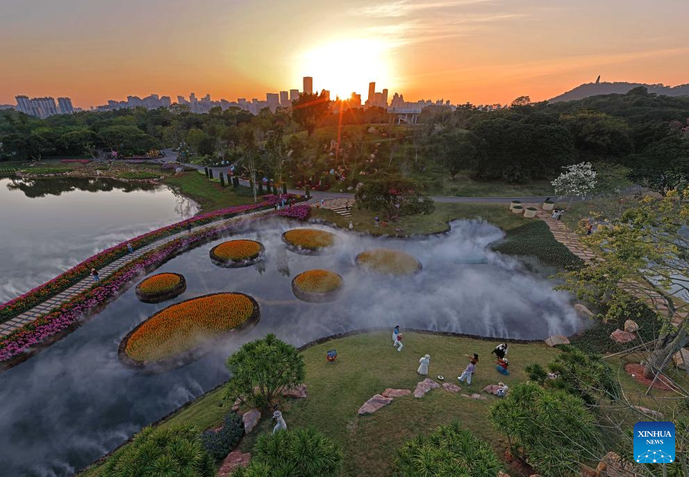 Tourists enjoy flowers at Qingxiu Mountain scenic area in S China's Nanning