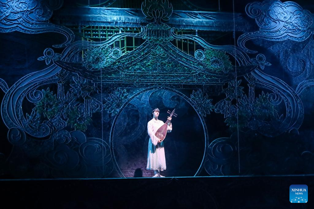 Immersive dance drama