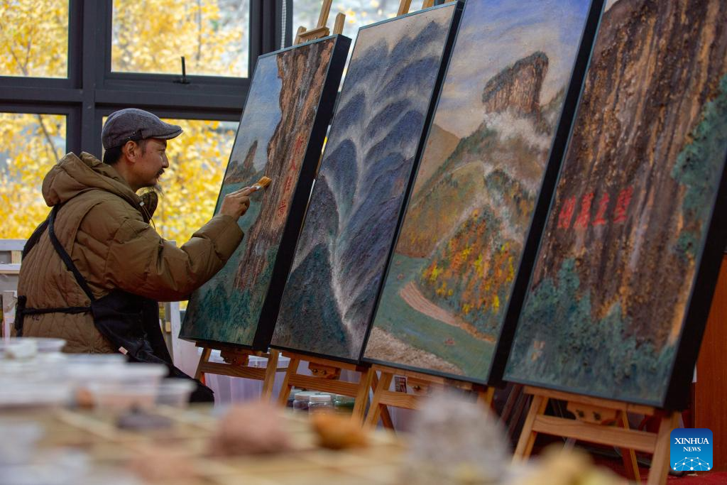 Wuyi rock pigment painting in China's Fujian infuses modern artistic elements into tradition