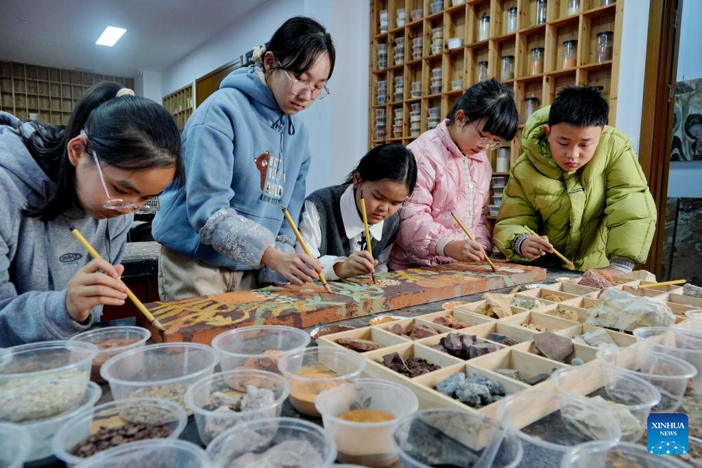 Wuyi rock pigment painting in China's Fujian infuses modern artistic elements into tradition