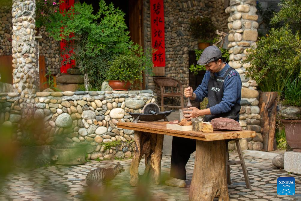 Wuyi rock pigment painting in China's Fujian infuses modern artistic elements into tradition