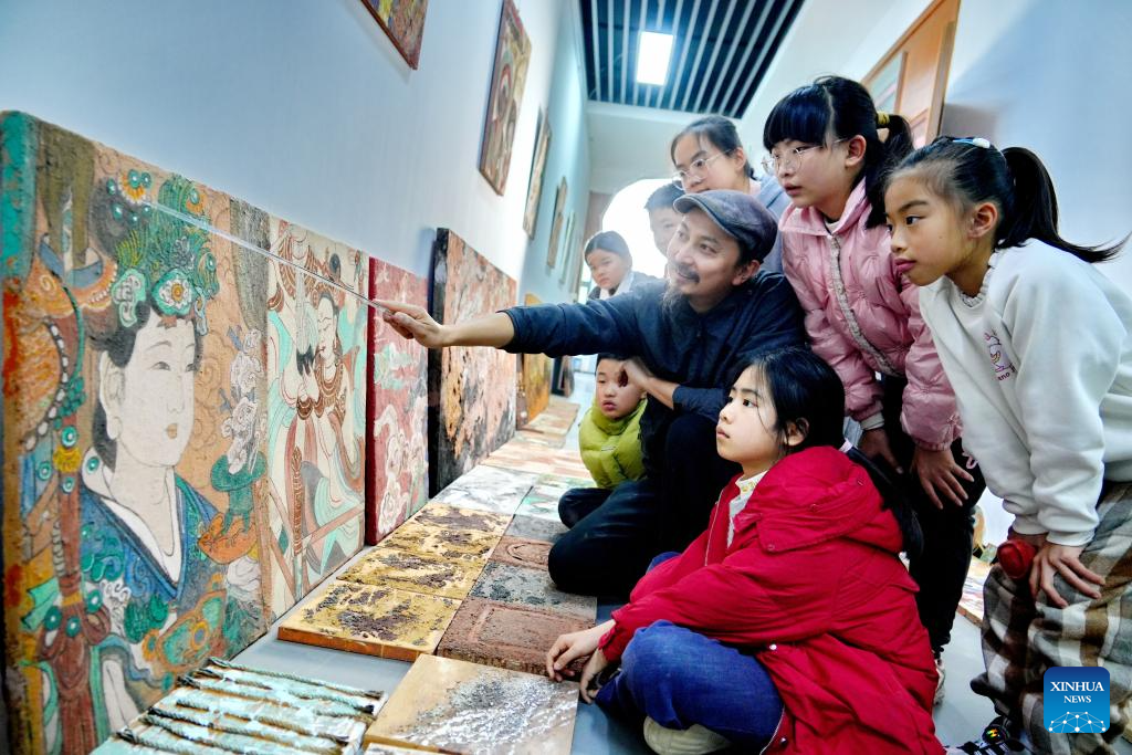 Wuyi rock pigment painting in China's Fujian infuses modern artistic elements into tradition