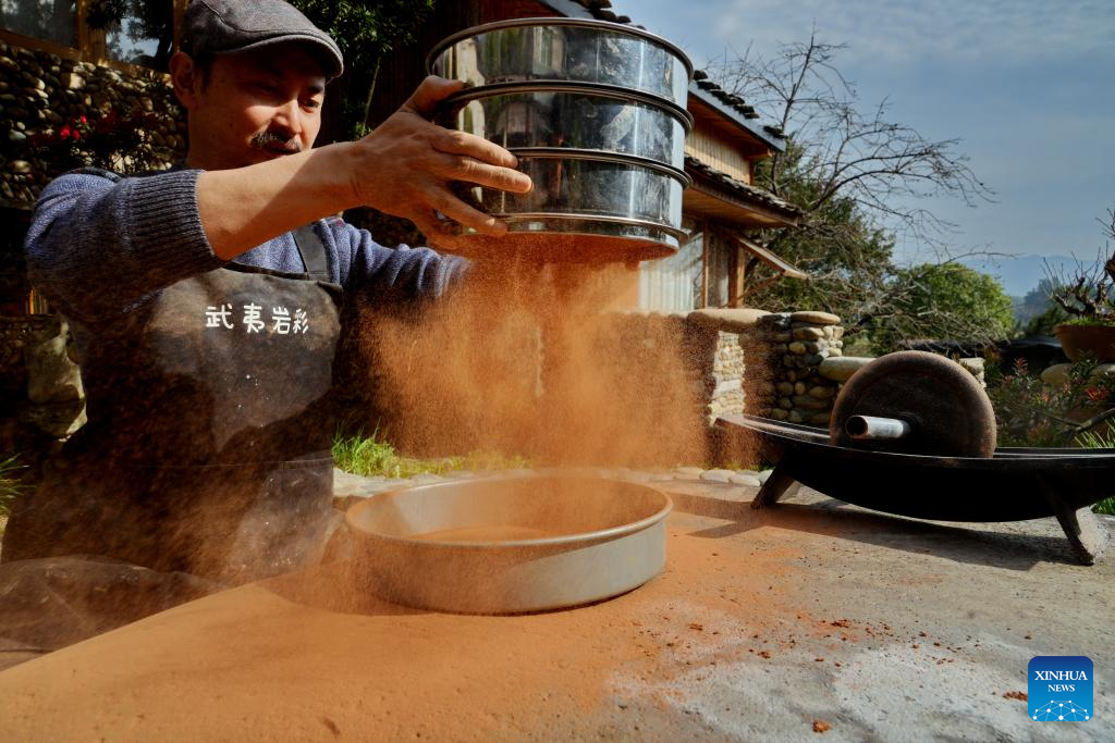 Wuyi rock pigment painting in China's Fujian infuses modern artistic elements into tradition
