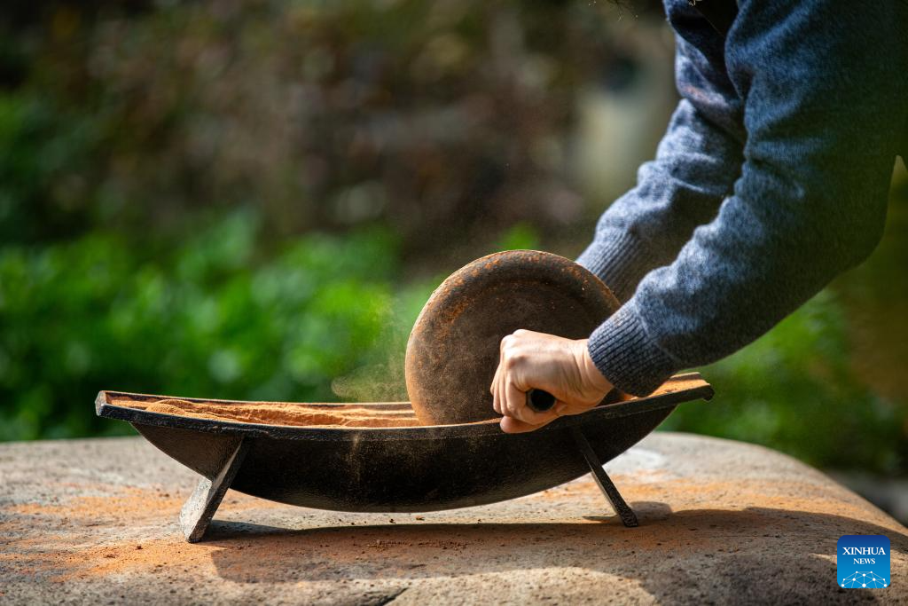 Wuyi rock pigment painting in China's Fujian infuses modern artistic elements into tradition