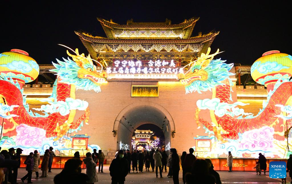 People enjoy New Year holiday across China