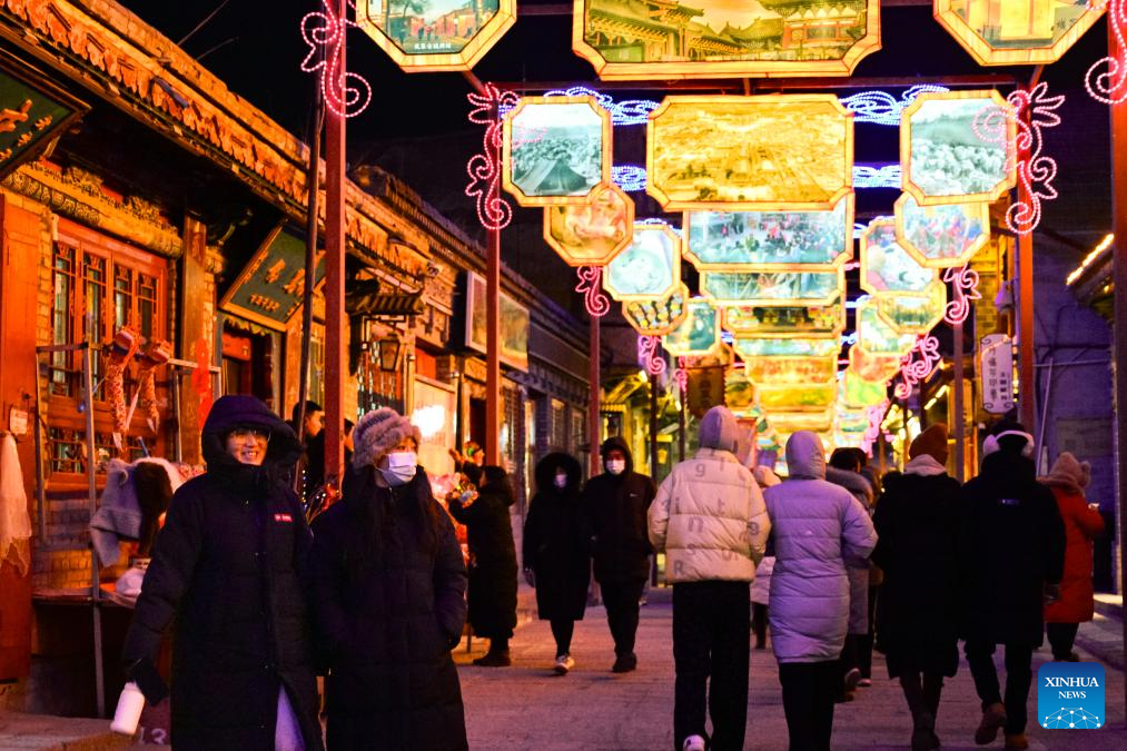 People enjoy New Year holiday across China