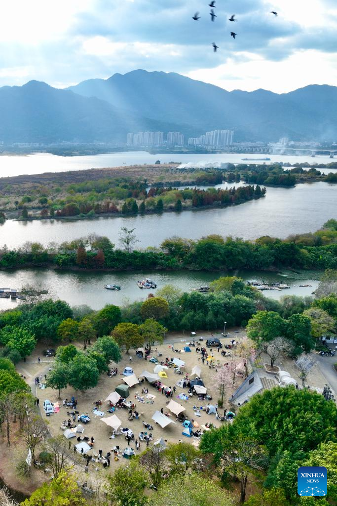 People enjoy New Year holiday across China