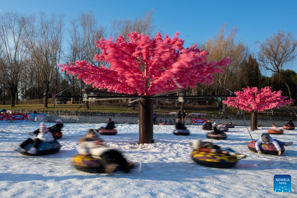 People enjoy New Year holiday across China