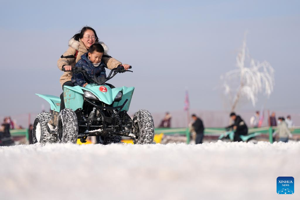 People enjoy New Year holiday across China
