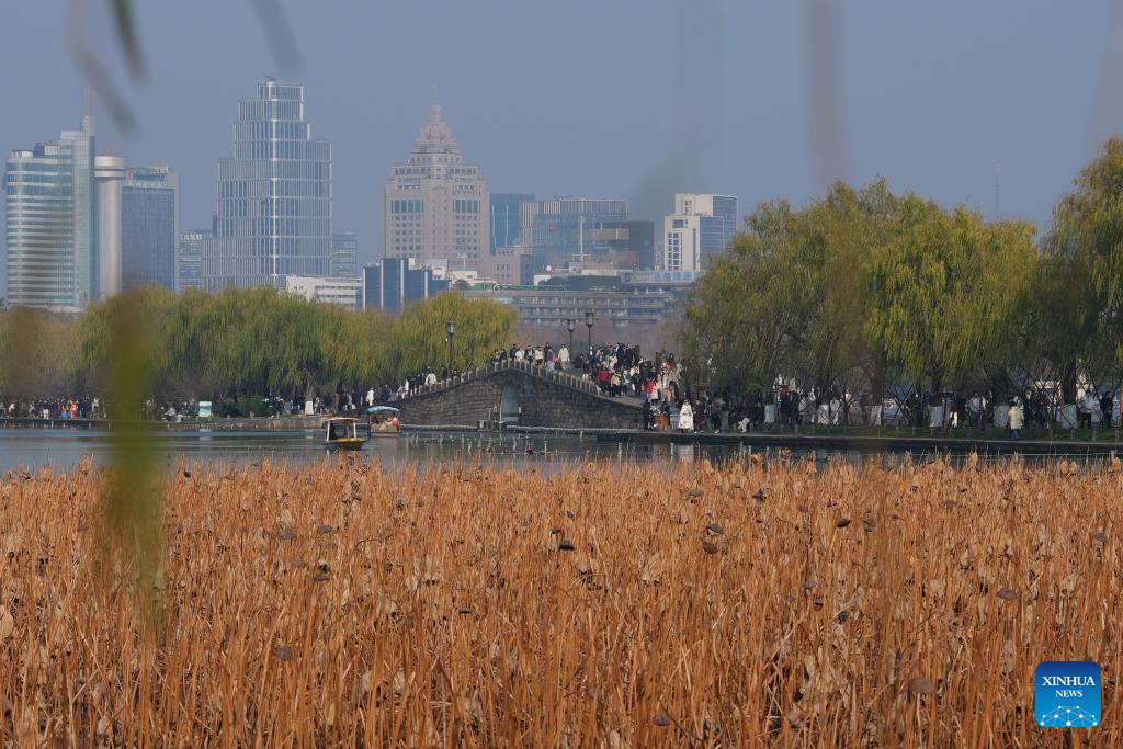 People enjoy New Year holiday across China