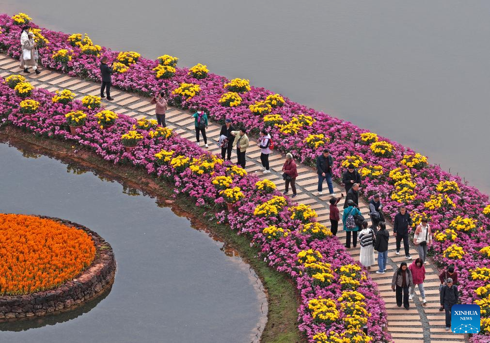 People enjoy New Year holiday across China