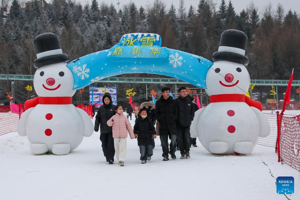 People enjoy New Year holiday across China