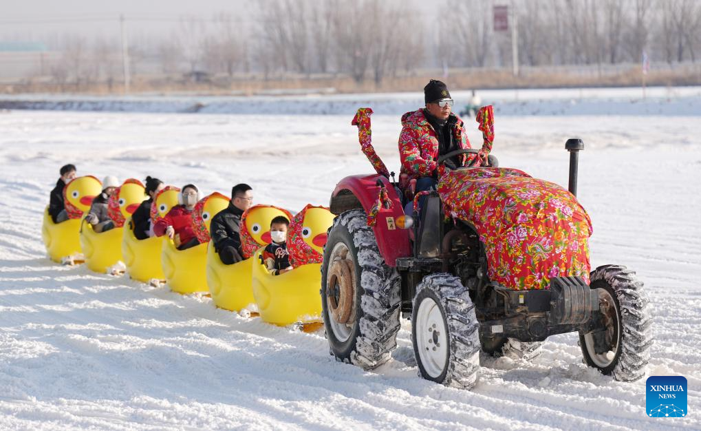 People enjoy New Year holiday across China