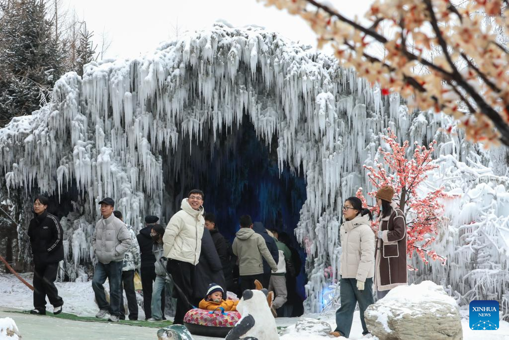 People enjoy New Year holiday across China