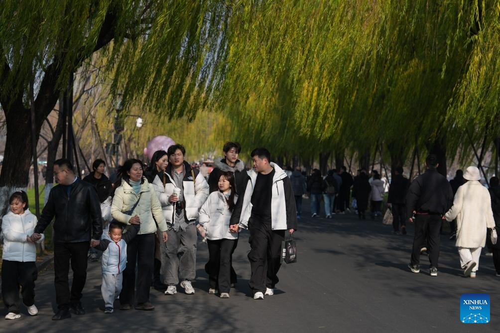 People enjoy New Year holiday across China