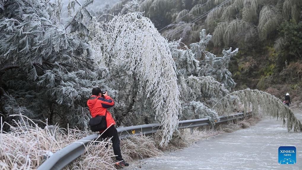 Icicles attract visitors in China's Guangxi