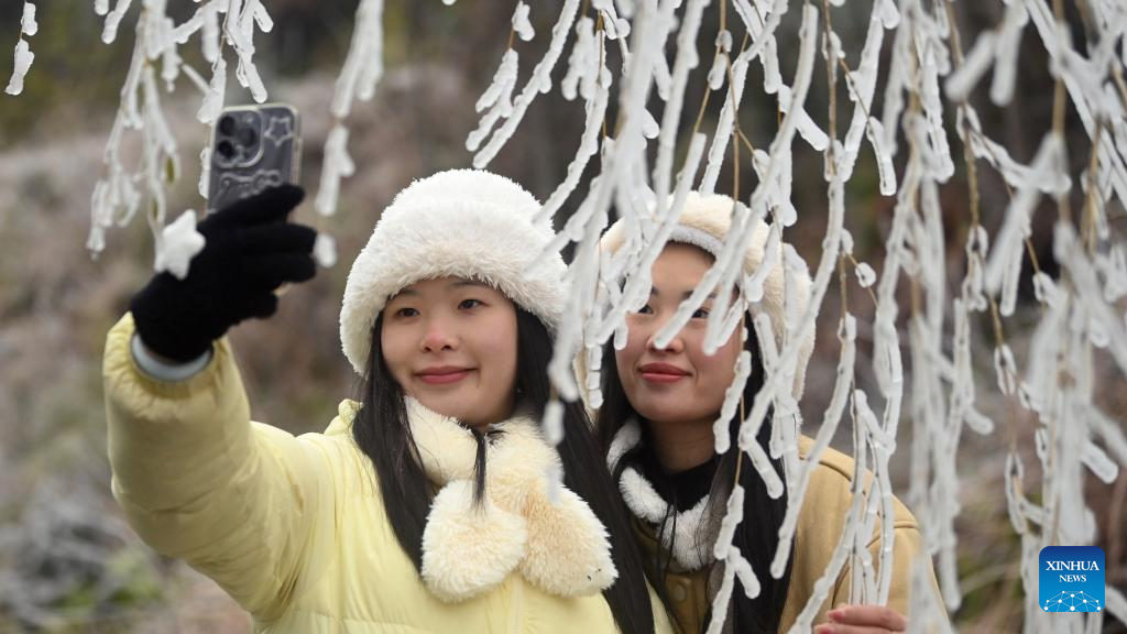 Icicles attract visitors in China's Guangxi