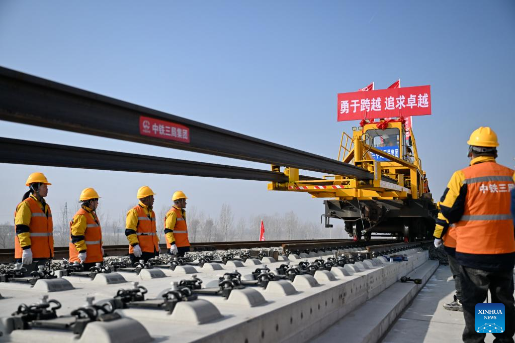 Track-laying operation of Xiong'an-Xinzhou high-speed railway kicks off