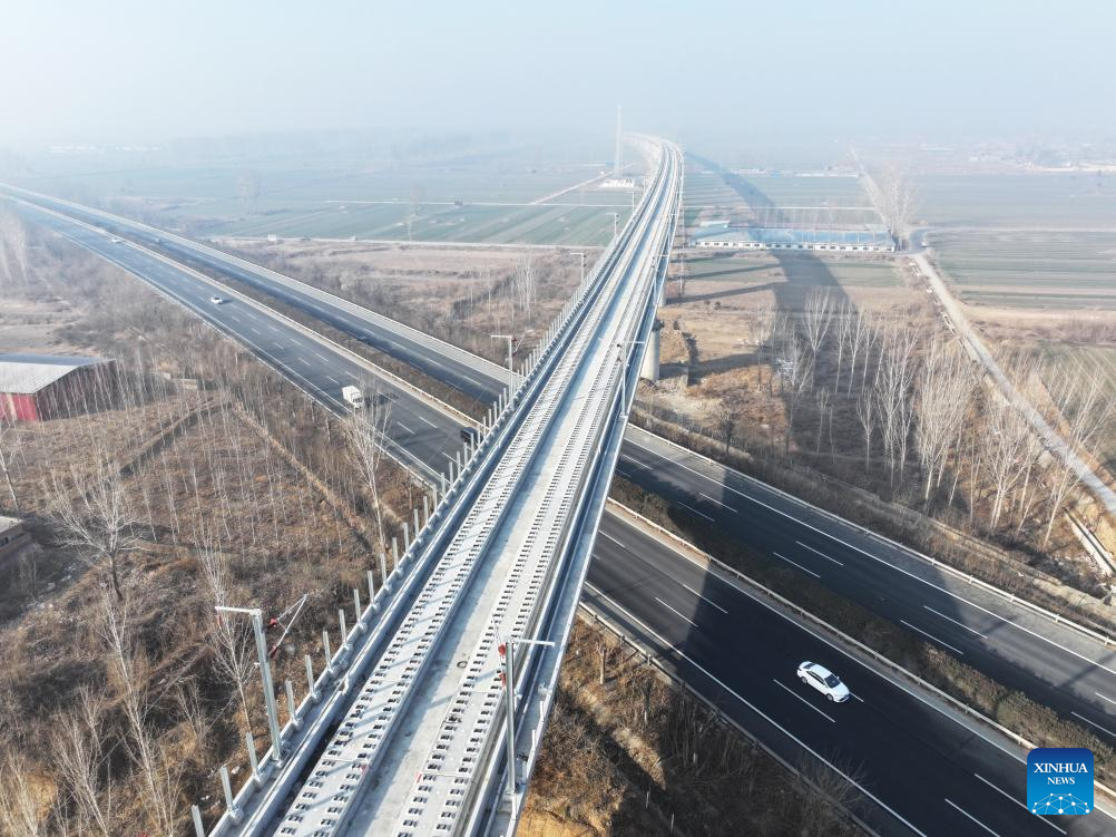 Track-laying operation of Xiong'an-Xinzhou high-speed railway kicks off