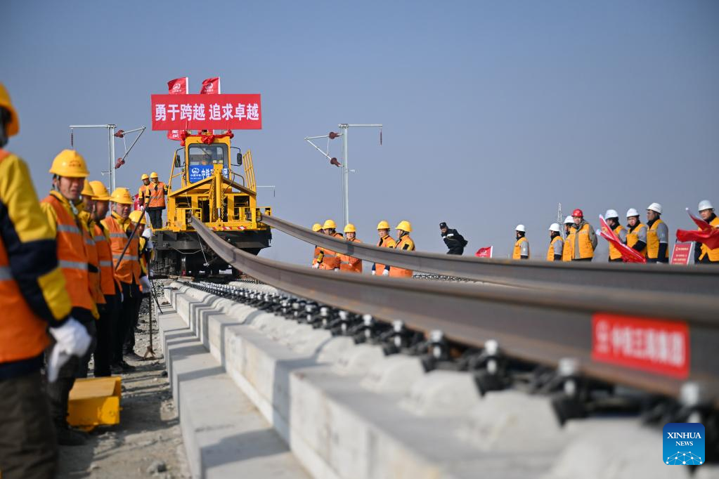 Track-laying operation of Xiong'an-Xinzhou high-speed railway kicks off