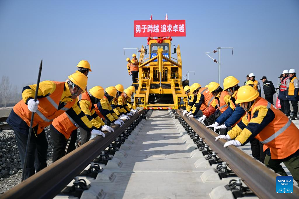 Track-laying operation of Xiong'an-Xinzhou high-speed railway kicks off