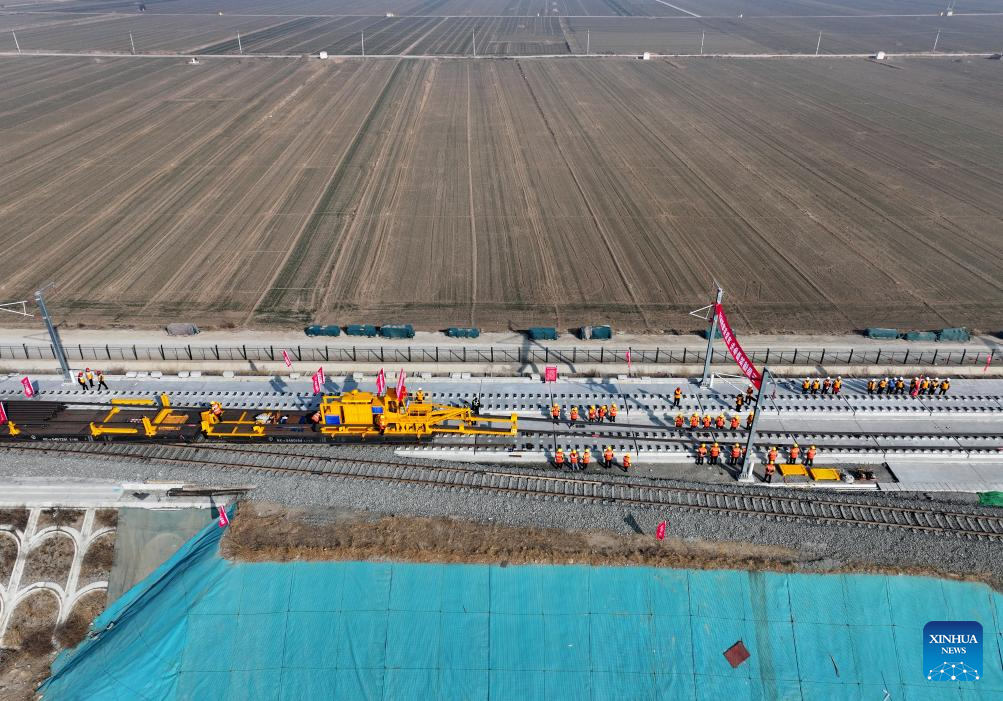 Track-laying operation of Xiong'an-Xinzhou high-speed railway kicks off