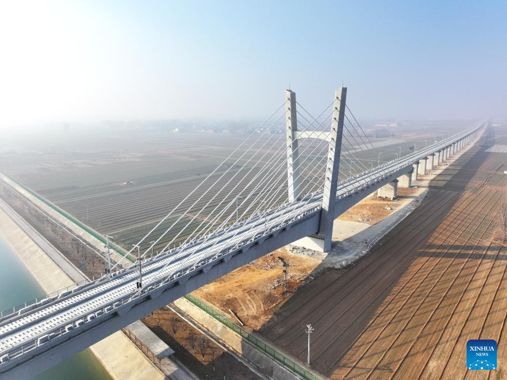 Track-laying operation of Xiong'an-Xinzhou high-speed railway kicks off