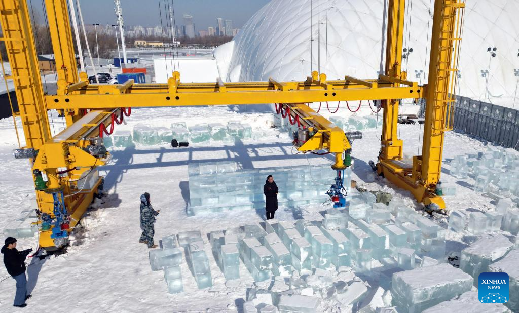 Automated ice block stacking robot enters testing phase at 27th Harbin Ice and Snow World