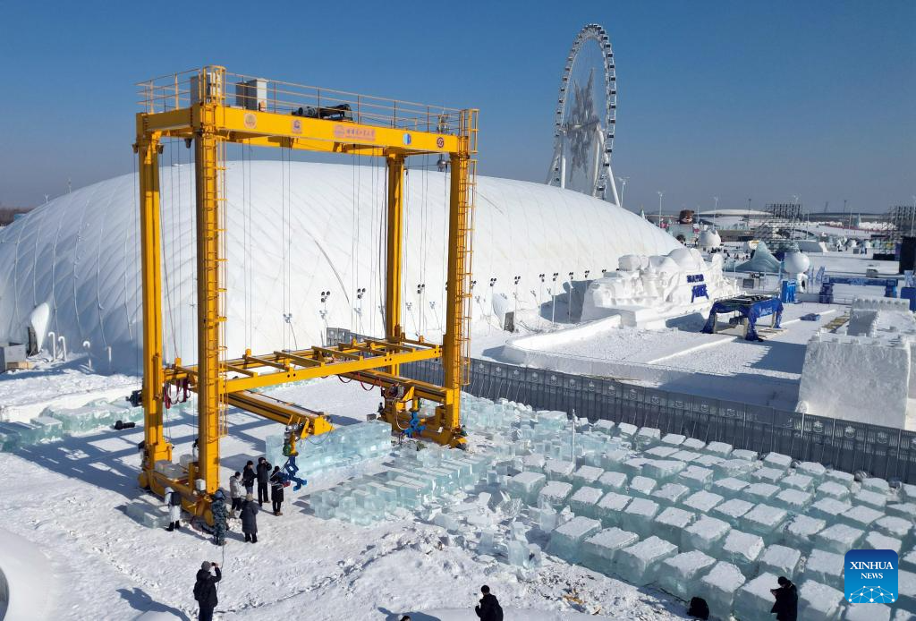 Automated ice block stacking robot enters testing phase at 27th Harbin Ice and Snow World