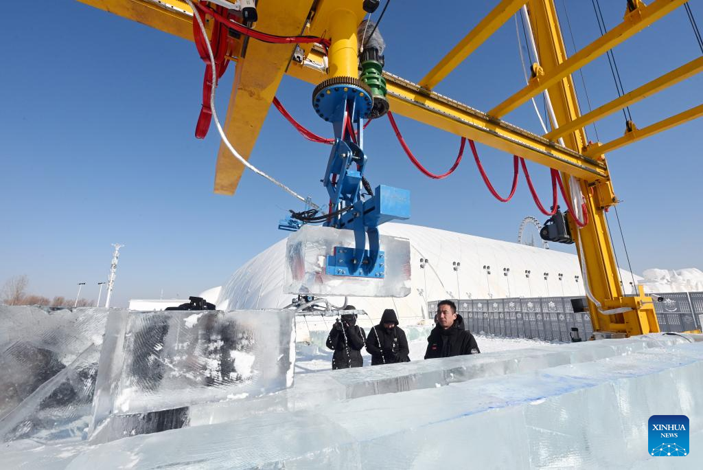 Automated ice block stacking robot enters testing phase at 27th Harbin Ice and Snow World