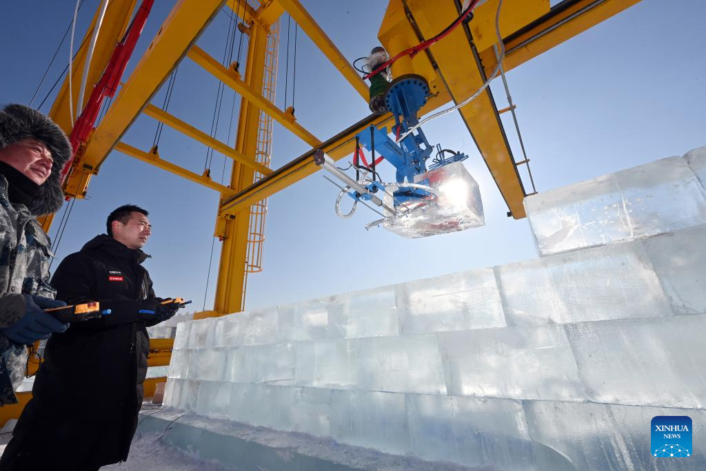 Automated ice block stacking robot enters testing phase at 27th Harbin Ice and Snow World
