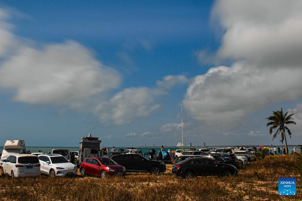 Return capsule of China's new Mengzhou spacecraft splashes down safely