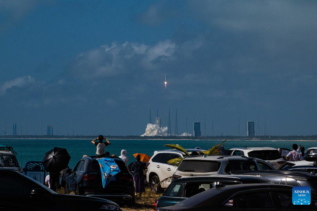 Return capsule of China's new Mengzhou spacecraft splashes down safely