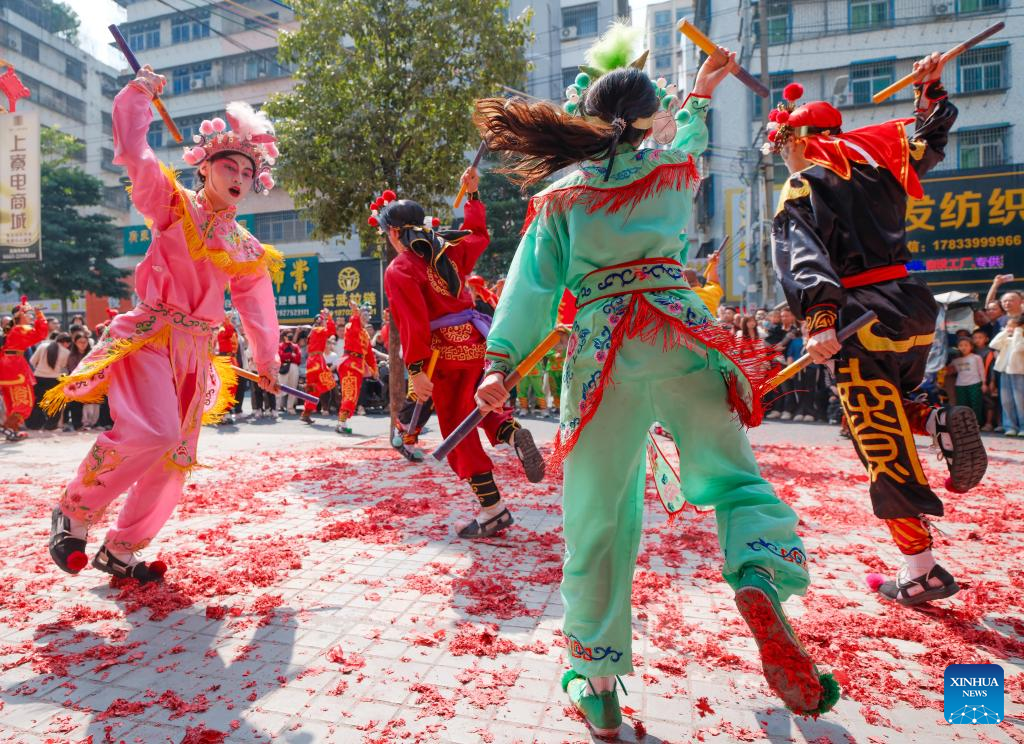 Yingge dance staged in S China's Guangdong to convey best wishes for new year