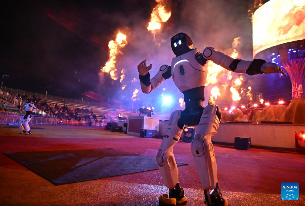 Humanoid robot performs at scenic area in Qingdao, E China's Shandong