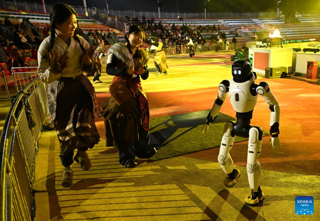 Humanoid robot performs at scenic area in Qingdao, E China's Shandong
