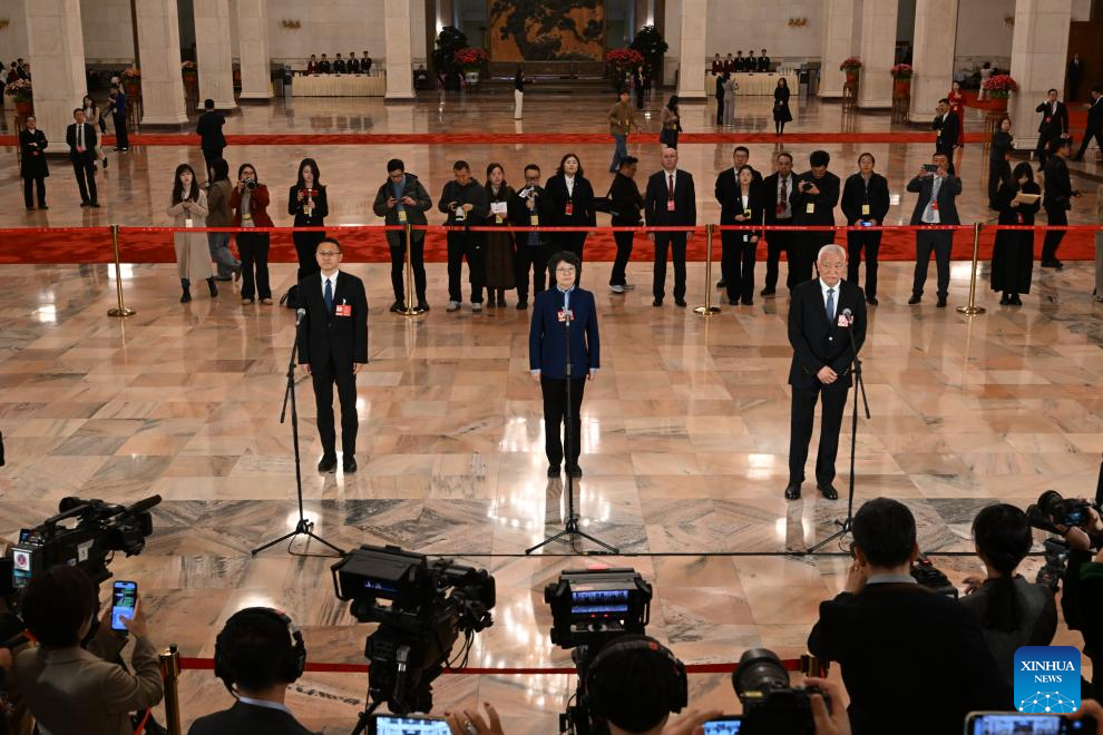 CPPCC members attend group interview before 2nd plenary meeting