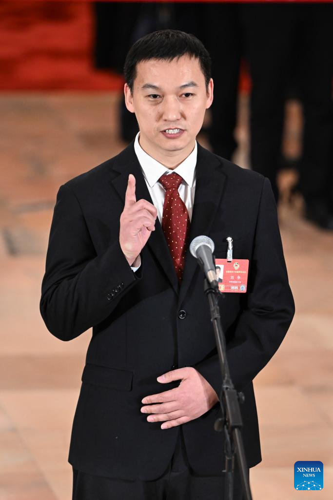 CPPCC members attend group interview before 2nd plenary meeting