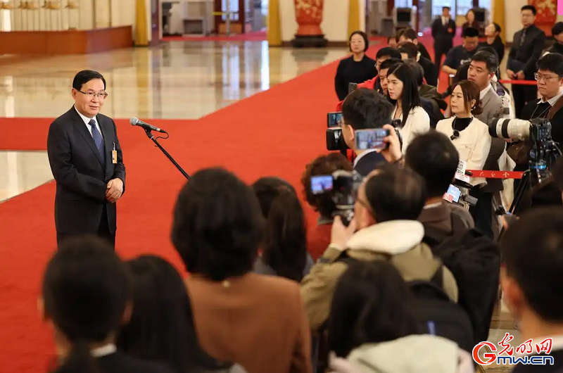 Compact devices gain popularity among journalists at Two Sessions