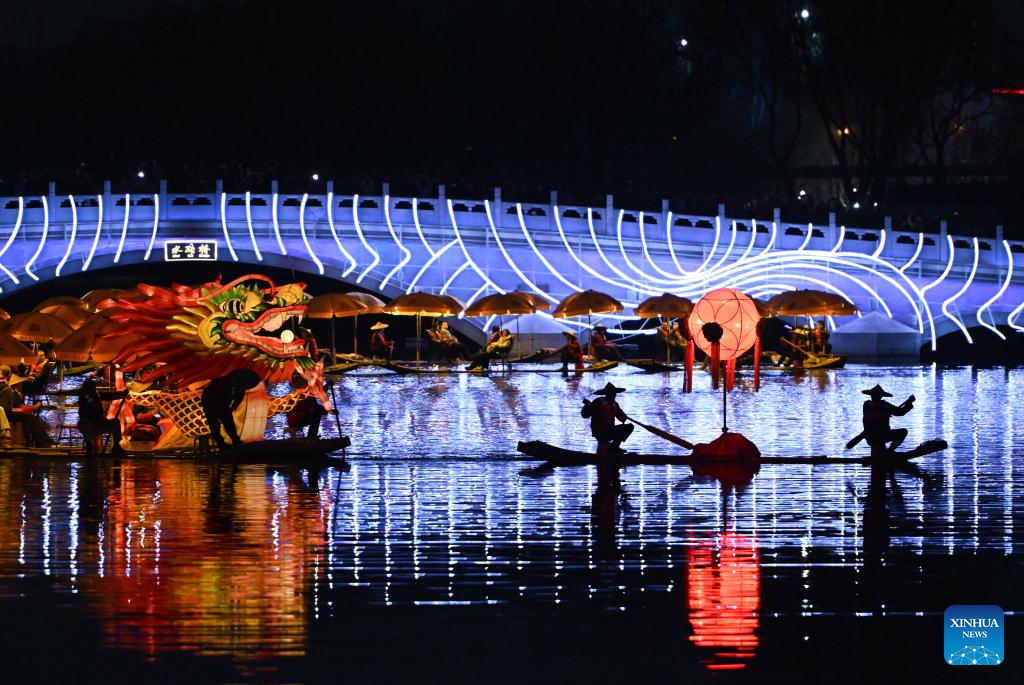 Folk show from S China's Yangshuo lights up night in Beijing