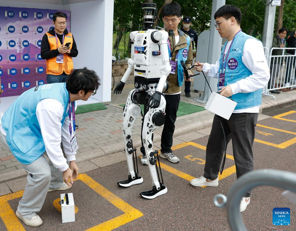 Humanoid robot surpasses human half-marathon world record in Beijing